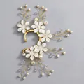 Elegante polsino per orecchie con fiori fatti a mano, perle bianche e cristalli oro - Orecchino a Fascia con Ramo di Fiori Perla Artificiale (ERS-J4134) / Oro