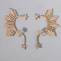 Eleganti ear cuff dorati con strass sole e stelle su sfondo grigio per uno stile chic - Orecchino a Fascia di Fata in Lega Oro (ERS-J4318G) / Oro