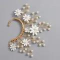 Copriorecchio fatto a mano stile cinese moderno con perle bianche e accenti floreali - Orecchino a Fascia con Fiore di Perla Artificiale Oro (ERS-J4312G) / Oro