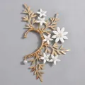 Elegante orecchino a cerchio floreale dorato fatto a mano con petali bianchi e perle - Orecchino a Fascia con Foglia Floreale Oro (ERS-J4314G) / Oro