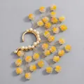 Orecchino a fascia fatto a mano con fiori dorati, petali gialli e perle stile antico - Orecchino a Fascia in Cristallo da Banchetto Oro (ERS-J4266G) / Oro