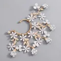 Ear cuff dorato fatto a mano in stile vintage con fiori bianchi e perle eleganti - Orecchino a Fascia con Fiore da Festa Oro (ERS-J4283G) / Oro