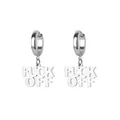 Vue détaillée macro de créoles argentées avec pendentif texte 'FUCK OFF' audacieux - Créoles lettre FUCK OFF (P9026277)