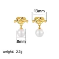 Elegante goldfarbene Knoten-Ohrstecker mit weißen Perlenanhängern und Größenangaben - Kette Perle Ohrstecker / Gold
