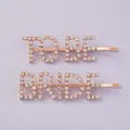 Barrettes élégantes en strass or rose avec lettrage 'TO BE BRIDE' pour mariages de mariée - Pinces à cheveux or rose polyvalentes HS-J6684RG avec chaîne à griffes