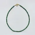 Detailweergave van groene natuurstenen kralenketting met gouden veerringsluiting. - Ketting / 38+5cm / Malachiet Afstandhouders