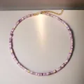 Detail van paarse halfedelsteen kralenketting met gouden tussen kralen voor dames mode - Ketting / 38+5cm / Paars-Roze Afstandhouders