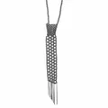 Détail d'un collier chic en perles métalliques en forme de cravate avec des glands décoratifs. - Style à franges en perles argentées (N13324) / Argent