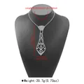 Élégant collier cravate en strass argenté sur mannequin avec mesures de taille et poids - Collier cravate en strass style 1 (N13804) / K Blanc/Argent