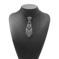 Collier choker élégant en forme de cravate vintage avec détails argentés fins pour femme - Choker en strass évidé vintage style 2 (N13806) / K Blanc/Argent