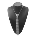 Élégant long collier en forme de cravate en strass argenté sur un buste noir - Collier cravate longue entièrement serti de strass style 3 (N13808) / K Blanc/Argent