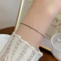 Nahaufnahme eines minimalistischen silbernen Schlangenkettchen-Armbands mit runden Perlen - Runde Perlen Schlangenkette Armband (SL5104Y)