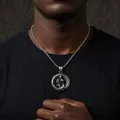 Detalle de primer plano del colgante de signo zodiacal Virgo en cadena de plata pura - Collar Colgante Acuario con Cadena de Caja