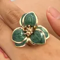 Elegante anillo de flores de esmalte verde de tres pétalos con acabado dorado en el dedo - Anillo (11517) / Verde