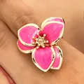 Elegante anillo de flor de esmalte rosa con acabado dorado para un look floral de moda - Anillo (11519) / Rosa oscuro
