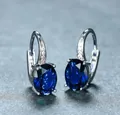 Elegante silberne Ohrringe mit großen ovalen dunkelblauen Zirkoniasteinen besetzt - Weißgold Saphirblau