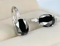 Elegante silberfarbene Ohrringe mit großen ovalen schwarzen Zirkonia-Steinen und Details. - Platiniert Schwarzer Zirkonia