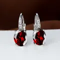 Elegante silberne Ohrringe mit leuchtend roten AAA-Zirkonia Steinen im Ovalschliff - Platiniert Roter Zirkonia