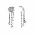 Dettaglio di orecchini vintage in argento con pendenti a sole, luna e stelle. - Stile Elemento Astronomico Vintage (E14849) / Argento antico