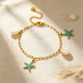 Dettaglio dei ciondoli a stella marina e conchiglia placcati in oro - Bracciale Stella Marina Conchiglia (5452)