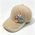 Détail des décorations faites main de perles et de cerf sur une casquette en tricot - Adulte (Circonférence réglable 58cm) / Kaki