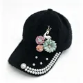 Vue détaillée de la casquette d'hiver noire en peluche avec fleurs et perles - Adulte (Circonférence réglable 58cm) / Noir