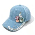 Vue détaillée d'une casquette de baseball tricotée avec perles, fleurs et cerf - Adulte (Circonférence réglable 58cm) / Bleu