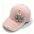 Détail d'une casquette d'hiver rose avec perles et décoration de fleur cerf blanc - Adulte (Circonférence réglable 58cm) / Rose