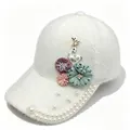 Vue détaillée des fleurs faites à la main et des perles sur un chapeau d'hiver blanc - Adulte (Circonférence réglable 58cm) / Blanc