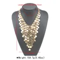 Vista detallada del collar bohemio dorado de varias capas con flecos de lentejuelas - Gargantilla geométrica de flecos con lentejuelas redondas (N13667) / Dorado