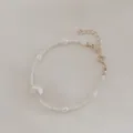 Detailed shot of irregular freshwater pearls and white seed beads on a gold-plated chain - Bracelet / 17+3cm / White