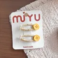Handgefertigte süße cremegelbe Stoff-Haarspangen mit Knopf- und Schleifendetail - 1-Snap-Clips mit Schleife und Knopf
