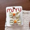 Süße cremogelbe Haarspangen aus Stoff mit Blumenmuster für Mädchen auf Displaykarte - 4-Krokodilklemmen mit floraler Schleife