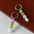 Elegante gouden oorringen met kleurrijke kralen en een natuurlijke zoetwaterparel hanger - Kleurrijke Natuursteen Kralen Stijl