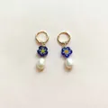 Orecchini a cerchio dorati con ciondolo a fiore blu e perle d'acqua dolce naturali - Perline floreali in vetro a lume colorate stile C