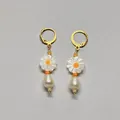Eleganti orecchini a cerchio in oro con margherite intagliate e perle d'acqua dolce - Stile con Perline Margherita Gialla