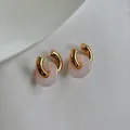 Eleganti orecchini a cerchio dorati con ciondolo circolare in pietra rosa chiaro - Stile B Moda Pietra Naturale