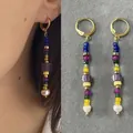 Orecchini pendenti con perle colorate fatte a mano e perla naturale d'acqua dolce - Stile Lungo con Perline in Pietra Naturale Colorata