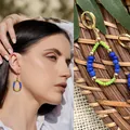 Orecchini a cerchio a goccia fatti a mano con perle blu e verde mela e accenti oro - Stile con Perline di Conteria Colorate