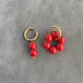 Eleganti orecchini a cerchio dorati con vivaci perle rosse dal design asimmetrico - Stile Pendente Pietra Rossa