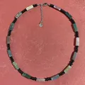 Nahaufnahme von schwarzem Onyx und rechteckigen Natursteinperlen an einer Retro-Kette - Neue chinesische Perlenkette mit schwarzem Onyx (Stil C) / 38+5cm