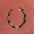 Detailaufnahme der Vintage-Halskette mit schwarzen Achatperlen und Natursteinen - Neue chinesische Perlenarmband mit schwarzem Onyx (Gleich wie Stil C) / 17+3cm