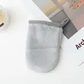 Weicher grauer Flanell-Abschminkhandschuh für sanfte und effektive Gesichtsreinigung. - Grau