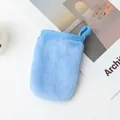 Weicher hellblauer Flanell-Make-up-Entferner-Handschuh für die sanfte Gesichtsreinigung. - Blau