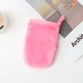 Weicher rosa Flanell-Abschminkhandschuh für die sanfte Gesichtsreinigung im Spa - Wassermelonenrot