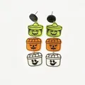 Detailansicht der Halloween-Acrylohrringe mit farbenfrohen, gestuften Kürbisgesichtern - Drei Körbe Stil (N86)