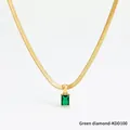 Primer plano de collar de cadena de serpiente dorada con colgante de circón verde - Verde