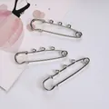 Detail van 6cm zilveren veiligheidsspelden met drie gaten voor DIY sieraden en accessoires - Per stuk verkocht / Zilver