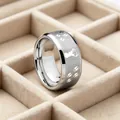 Anillo de acero inoxidable cepillado de 8 mm con cabeza de alce y huellas para hombre - Talla 10 / Estilo de Reno y Huella de Pezuña (8mm) / Plata Cepillada
