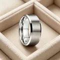 Anillo de acero inoxidable cepillado de 8 mm para hombre con un elegante acabado plateado. - Talla 7 / Estilo Liso Cepillado (8mm) / Plata Cepillada